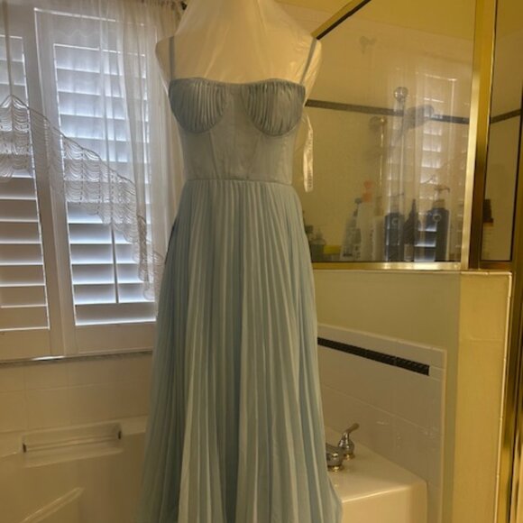Gorgeous light blue Evening Gown Size 4 - Picture 2 of 5